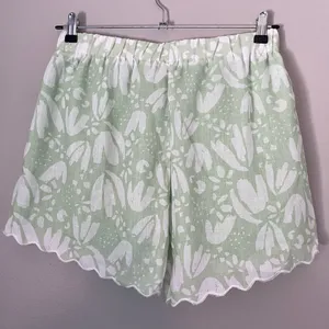 Indi Luxe Selfie Leslie NEW Swing Of Things Scalloped Cotton Shorts Sage Green thumbnail 6
