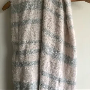 ⭐️AEO Pink & Gray fuzzy scarf thumbnail 3