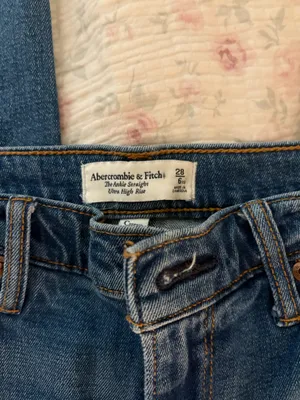 Abercrombie high rise jeans thumbnail 2