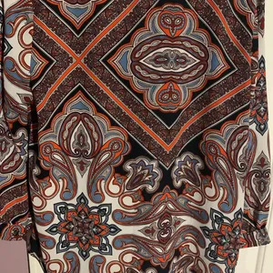 Van Heusen size L Blouse. Very pretty! NWOT Sz M thumbnail 3