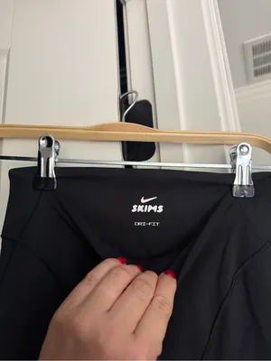 Nike Skims V-line High-Rise Black 39" Straight Leggings thumbnail 6