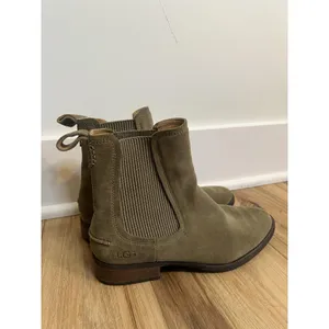 UGG Shoes Wm Size 7 Green Suede Chelsea Ankle Boots Block Heel 1095393 Gorpcore thumbnail 3