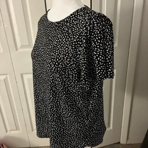 Banana Republic T-Shirt Womens M Black White Leopard Print Knit Short Sleeve thumbnail 3