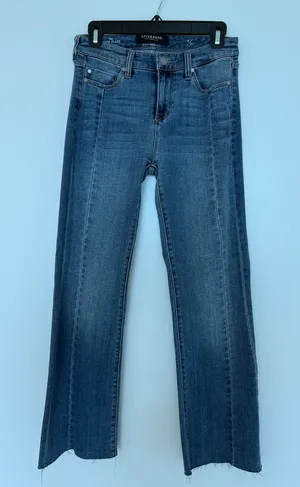 Liverpool Los Angeles Low Rise Crop Flare Jeans in Size 27 thumbnail 1