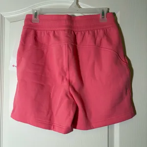 Lululemon Scuba High Rise short, 5". NWT SZ 6 SAKR (Sakura Pink) thumbnail 2