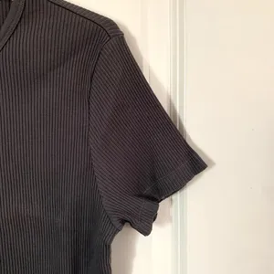 Uniqlo Ribbed Crew Neck Short Sleeve Cropped T-shirt in Gray *Discoloration* thumbnail 3