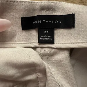 Ann Taylor Gray Pleat Front Trouser Pants Size 12P thumbnail 2