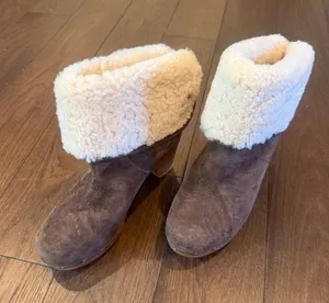 UGG UGG Lynnea Brown Suede Shearling Cuff Heeled Ankle Boots Size 8 - C54-101 thumbnail 1