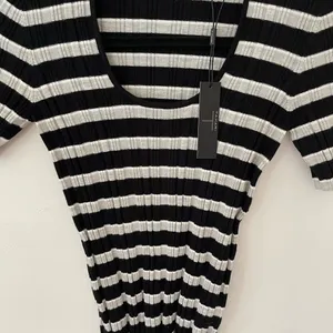 Tahari Women’s XS Top Sweater Short Sleeve Ribbed Scoop Neck Sweater Top NWT thumbnail 2