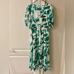 NWT Elegant Green and White Women's Dress Size Medium thumbnail 3