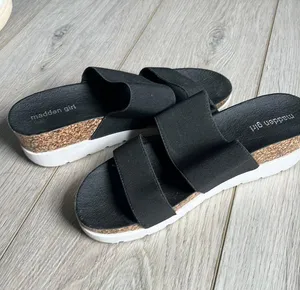 Madden Girl Black Platform Sandals thumbnail 1