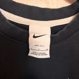 Nike Women’s Sweatshirt Crop Crewneck Fly to Defy‎ Long Sleeve Black Size Small thumbnail 3