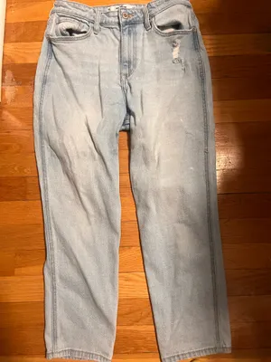 Hollister Curvy High-Rise Mom Jeans thumbnail 1