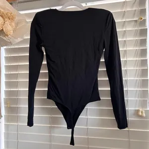 Aritzia Babaton Contour Shoulder Pad V-Neck Bodysuit Black Size Small thumbnail 3
