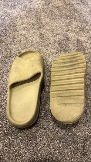 Yeezy Slides thumbnail 3