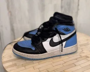 Nike Air Jordan 1 Mid UNC Black White Blue Sneakers Womens Size 5.5Y / 7W thumbnail 1