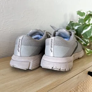 Brooks‎ | Signal 3 Running Shoes in Grey & Silver (Style 120349-1B-059) thumbnail 4