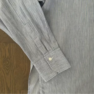 Vince Linen Blend Split Back Boxy Pinstripe Button Down Shirt Blue and White M thumbnail 7