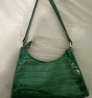 Green Crocodile thumbnail 2