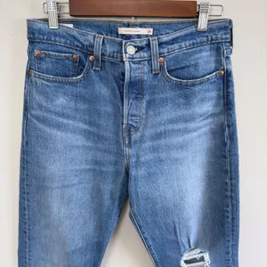 Levis Premium Wedgie Straight High Rise‎ Medium Wash Distressed Jeans Size 28 thumbnail 3