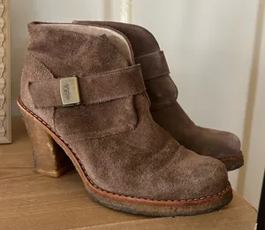 UGG Brienne Suede Ankle Boots Heeled Booties Leather Brown Buckle Size 7.5‎ thumbnail 1