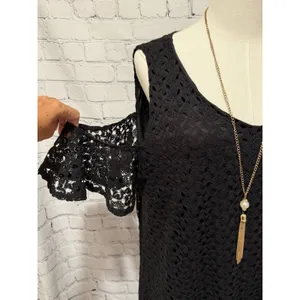 Naïf black lace cold-shoulder dress features an open-shoulder & Gold Necklace 1X thumbnail 3