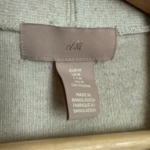 H&M Womens Cardigan Sweater Sz M Beige Big Button Chunky Knit Heavy Deep V Neck thumbnail 7