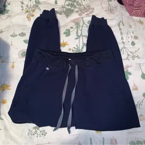 FIGS Zamora Jogger Scrub Pants™ Petite NAVY thumbnail 3