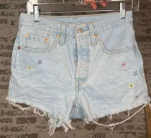 Levi’s | women denim shorts with embroidered flowers thumbnail 1