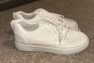 white sneakers Size 8.5 thumbnail 1