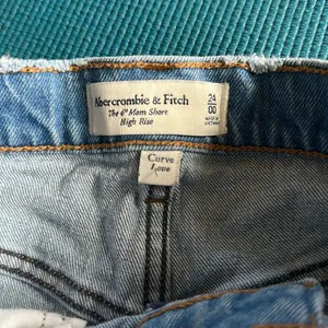 Abercrombie & Fitch Curve Love 4” Mom Shorts High Rise Light Wash Distressed 24 thumbnail 4
