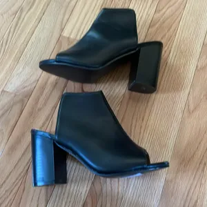 Elegant Black Women's Peep thumbnail 5