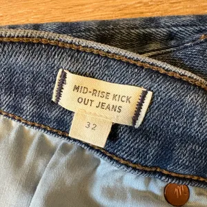 Madewell Women’s Mid-Rise Kick Out Jeans thumbnail 5