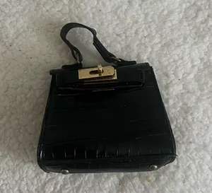 Boutique Elegant Black Croc-Embossed Handbag thumbnail 1