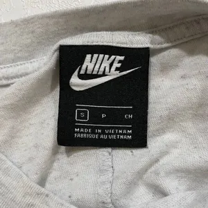 Nike Gray Cropped Crewneck Sweatshirt Women’s Small | Logo Pullover thumbnail 3