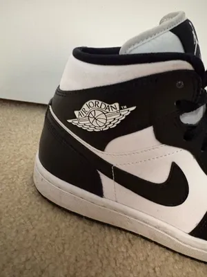 Air Jordan Black and white thumbnail 4