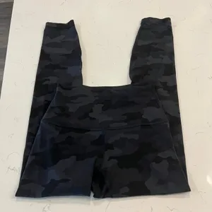 Lululemon Align Pant 25" Leggings in Black Camo size 4 thumbnail 3