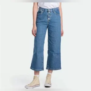 Levi’s • Mile High Wide Leg Crop Blue Jeans thumbnail 2