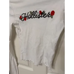 Hollister White Ribbed Embroidered Rose Logo Long‎ Sleeve Baby Tee Crop Top S thumbnail 3
