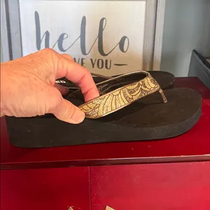 Unr8ed Serena Sparkly Gold Flip Flops Size 7 thumbnail 3