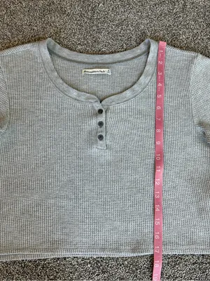 Abercrombie & Fitch Gray Waffle Knit Crop Henley Tee XS thumbnail 3