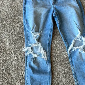 Abercrombie High Rise Mom Jean thumbnail 3