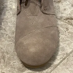 Toms Kala Desert Wedge Bootie Size 7.5 Suede Taupe Lace Up Boot thumbnail 11