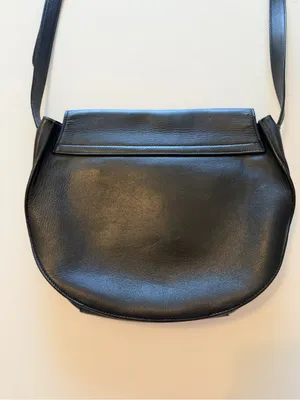 Cuyana mini saddle crossbody Bag , black leather, minimalist look thumbnail 12