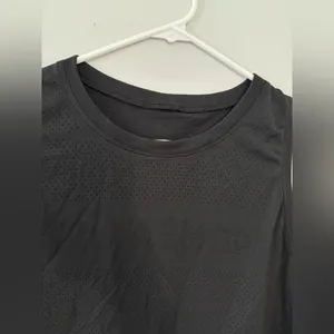 Lululemon Workout Tank Top Breathable Cropped Tank Top Lightweight Black Size 6 thumbnail 4