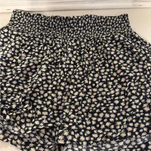 American Eagle Outfitters Black and White Floral Shorts thumbnail 1