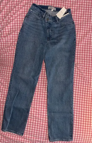 Abercrombie Curve Love ‘90s Straight Ultra High Rise Crossover Jeans thumbnail 2