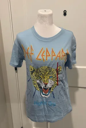 Def Leppard High n Dry Graphic Band T Shirt Blue XS NWT thumbnail 1