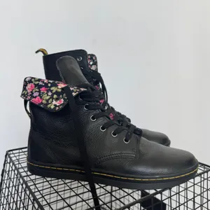 Dr. Martens Stratford Black Leather Floral Fold Down Boots Women’s 8 EU 39 thumbnail 13
