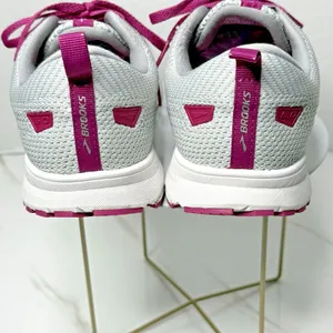 Brooks Revel 5 Women's Grey/White/Baton Rouge Mesh Sleek Low Top Sneakers 9.5 M thumbnail 3